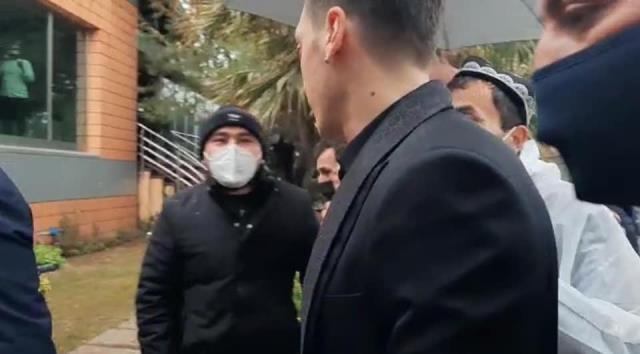 Doğu Türkistanlı Uygur Türkleri, 2019'da kendilerine destek veren Mesut Özil'e imza töreni öncesi teşekkür etti