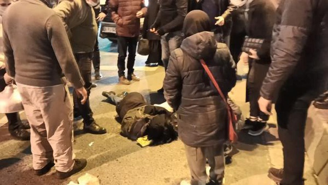 Kırmızı ışıkta geçen kadına kamyonet çarptı, şoför aracı bırakıp olay yerinden kaçtı Kırmızı ışıkta geçen kadına kamyonet çarptı, şoför aracı bırakıp olay yerinden kaçtı
