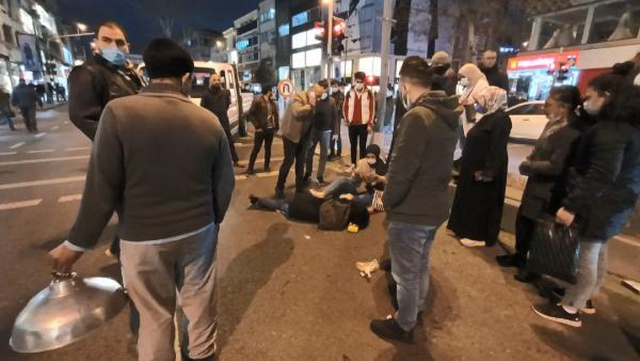 Kırmızı ışıkta geçen kadına kamyonet çarptı, şoför aracı bırakıp olay yerinden kaçtı Kırmızı ışıkta geçen kadına kamyonet çarptı, şoför aracı bırakıp olay yerinden kaçtı