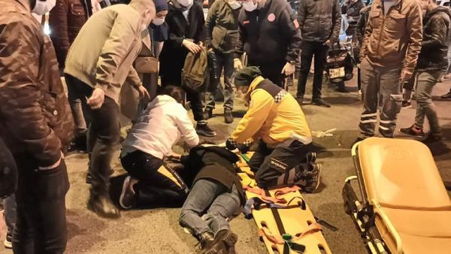 Kırmızı ışıkta geçen kadına kamyonet çarptı, şoför aracı bırakıp olay yerinden kaçtı Kırmızı ışıkta geçen kadına kamyonet çarptı, şoför aracı bırakıp olay yerinden kaçtı