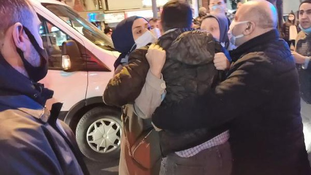 Kırmızı ışıkta geçen kadına kamyonet çarptı, şoför aracı bırakıp olay yerinden kaçtı Kırmızı ışıkta geçen kadına kamyonet çarptı, şoför aracı bırakıp olay yerinden kaçtı