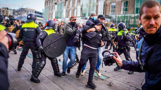 Hollanda'da futbol kulüplerinin taraftarları ülkeyi yangın yerine çeviren protestoculara karşı sokaklara çıktı