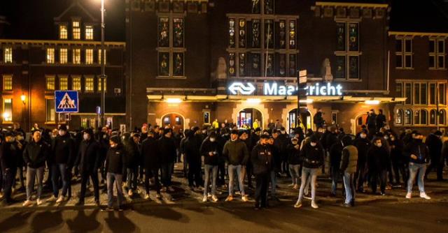 Hollanda'da futbol kulüplerinin taraftarları ülkeyi yangın yerine çeviren protestoculara karşı sokaklara çıktı