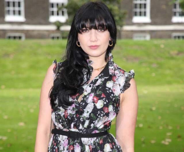 İngiliz şarkıcı Daisy Lowe'dan taciz itirafı: Fotoğrafçım beni yatak odasına götürüp cinsel organını gösterdi