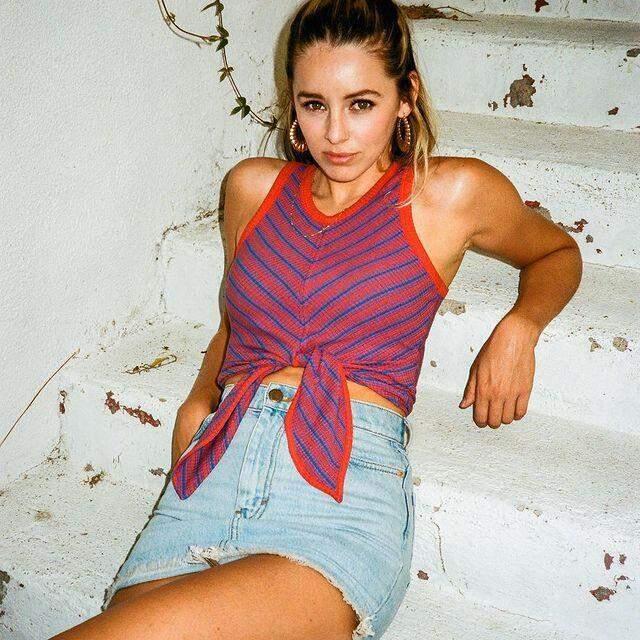 İşsizlikten isyan eden ünlü model 'Aklımı kaybediyorum' diyerek pencere önünde üstsüz poz verdi İşsizlikten isyan eden ünlü model 'Aklımı kaybediyorum' diyerek pencere önünde üstsüz poz verdi