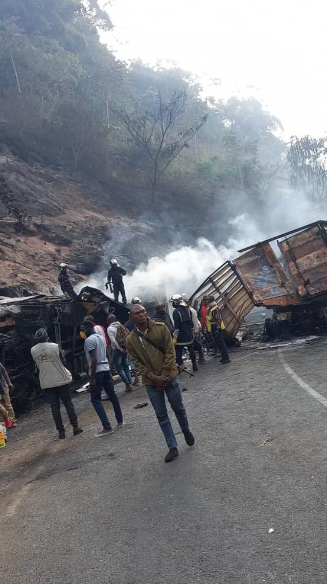 Kamerun'da yolcu otobüsüyle kamyon çarpıştı! Alevlerin yükseldiği kazada 53 kişi öldü, 29 kişi yaralandı