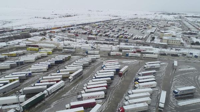 Avrupa'ya yük taşıyan 1400 tır, Türkiye'den çıkış için Kapıkule Sınır Kapısı'nda bekliyor Avrupa'ya yük taşıyan 1400 tır, Türkiye'den çıkış için Kapıkule Sınır Kapısı'nda bekliyor
