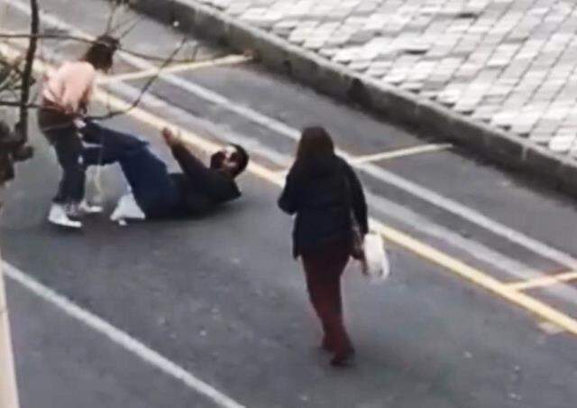 Mahalleye dehşeti yaşatan genç kadın, yoldan geçen vatandaşa bıçakla böyle saldırdı Mahalleye dehşeti yaşatan genç kadın, yoldan geçen vatandaşa bıçakla böyle saldırdı