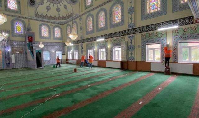 Oyun için camiye giren 5 çocuk ellerine geçirdikleri yangın tüpüyle ortalığı savaş alanına çevirdi Oyun için camiye giren 5 çocuk ellerine geçirdikleri yangın tüpüyle ortalığı savaş alanına çevirdi