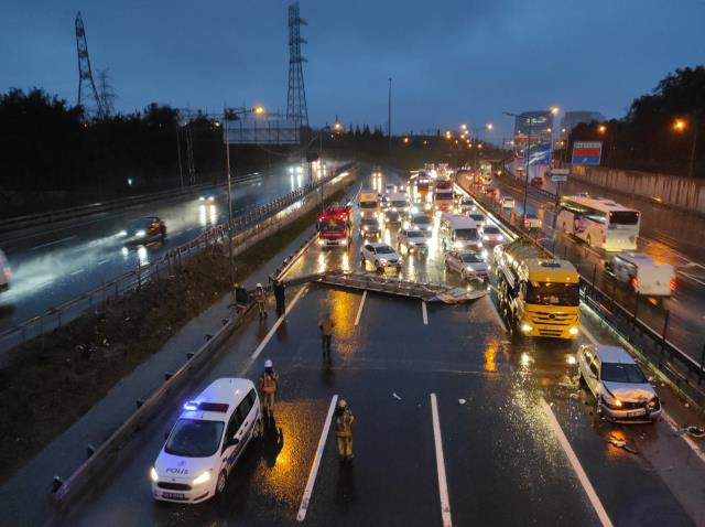 Son Dakika! Hasdal'da yön tabelası devrildi, araçlar kaza yaptı