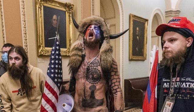 ABD'deki Kongre işgalinin sembol ismi, Donald Trump'ın başını yakacak: İhanet uğradık ABD'deki Kongre işgalinin sembol ismi, Donald Trump'ın başını yakacak: İhanet uğradık