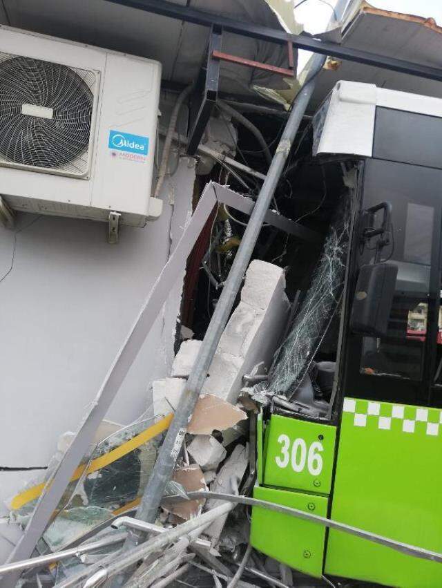 Adana'da kontrolden çıkan belediye otobüsü PTT şubesine daldı Adana'da kontrolden çıkan belediye otobüsü PTT şubesine daldı