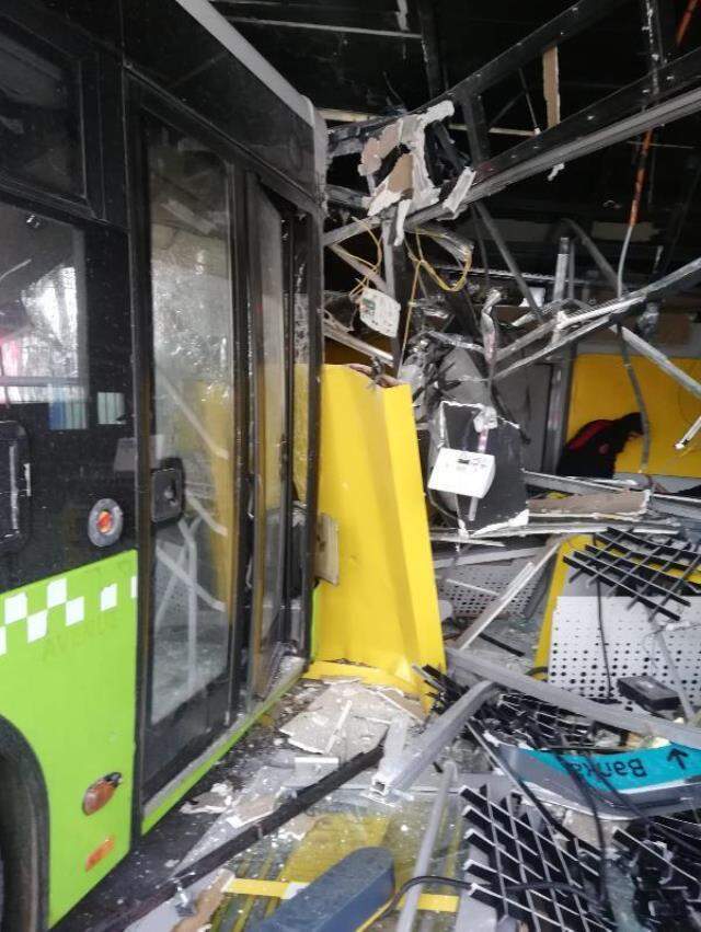 Adana'da kontrolden çıkan belediye otobüsü PTT şubesine daldı Adana'da kontrolden çıkan belediye otobüsü PTT şubesine daldı
