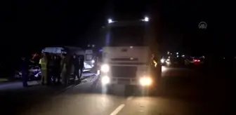 Son dakika! BALIKESİR - İşçi servisi tırla çarpıştı 3 kişi öldü, 9 kişi yaralandı (2)