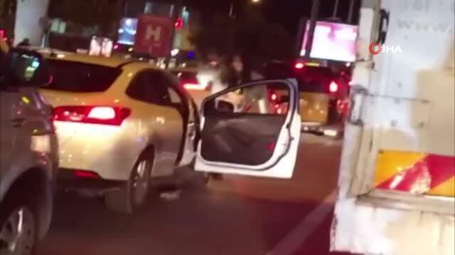 Kısıtlamaya dakikalar kala trafik kitlendi, canı sıkılan genç kız araçtan inip dans etti Kısıtlamaya dakikalar kala trafik kitlendi, canı sıkılan genç kız araçtan inip dans etti
