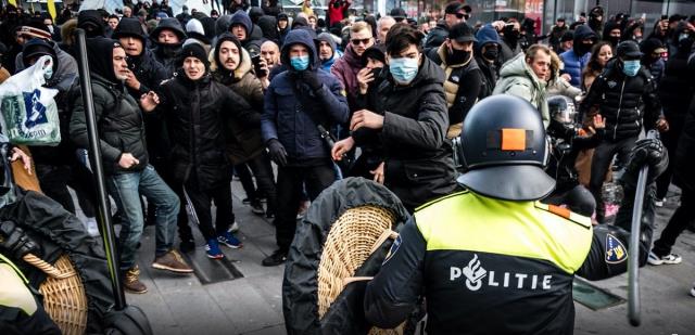 Salgın tedbirlerine karşı protestoların şiddetini artırdığı Hollanda'da mağazalar yağmalamaya karşı beton bloklarla önlem aldı