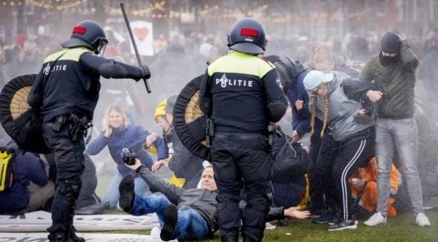 Salgın tedbirlerine karşı protestoların şiddetini artırdığı Hollanda'da mağazalar yağmalamaya karşı beton bloklarla önlem aldı
