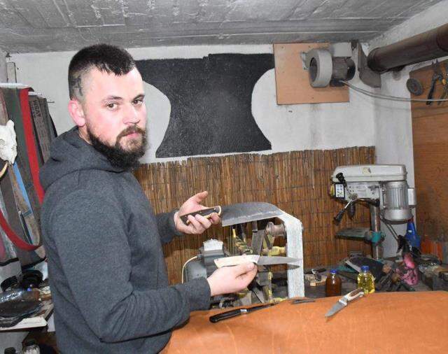 Tekirdağlı ustanın yaptığı kişiye özel bıçaklar hem yurt içinden hem de yurt dışından yoğun talep görüyor Tekirdağlı ustanın yaptığı kişiye özel bıçaklar hem yurt içinden hem de yurt dışından yoğun talep görüyor