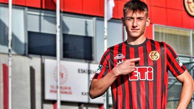 Beşiktaş ile anlaşan futbolcu Bilal Ceylan, Eskişehirspor'a veda etti Beşiktaş ile anlaşan futbolcu Bilal Ceylan, Eskişehirspor'a veda etti