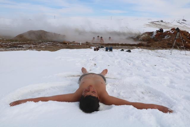 Dondurucu soğuğa aldırış etmeden 40 derece sıcaklıktaki 'doğal jakuzide' eğleniyorlar