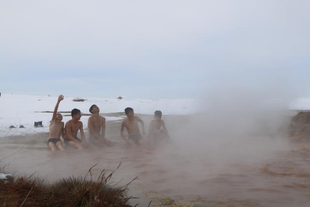 Dondurucu soğuğa aldırış etmeden 40 derece sıcaklıktaki 'doğal jakuzide' eğleniyorlar