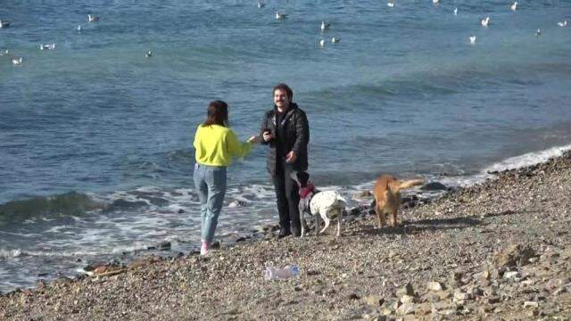 Güneşi gören İstanbullular sokağa çıkma kısıtlamasında Caddebostan sahiline akın etti Güneşi gören İstanbullular sokağa çıkma kısıtlamasında Caddebostan sahiline akın etti