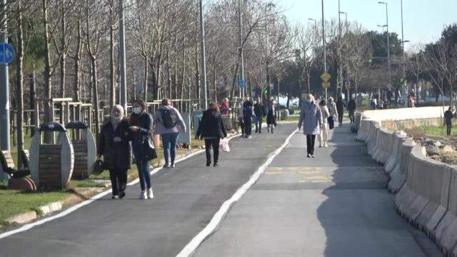Güneşi gören İstanbullular sokağa çıkma kısıtlamasında Caddebostan sahiline akın etti Güneşi gören İstanbullular sokağa çıkma kısıtlamasında Caddebostan sahiline akın etti