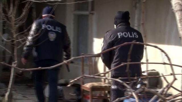 Polisin 'dur' ihtarına uymayarak kaçan 5 kişiden 1'i uyarı ateşinde ağır yaralandı Polisin 'dur' ihtarına uymayarak kaçan 5 kişiden 1'i uyarı ateşinde ağır yaralandı