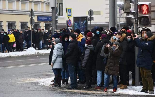 Rusya'da Navalny protestolarında gerilim tırmanıyor! Polis arabasını ateşe verdiler