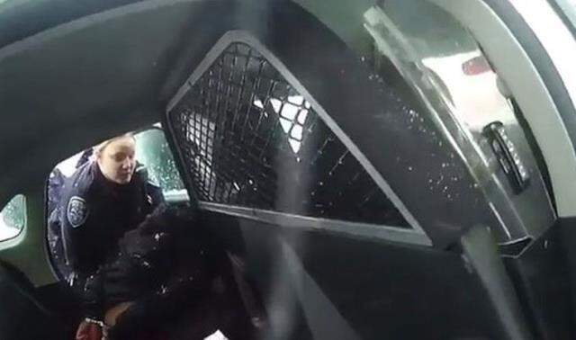 ABD polisi 9 yaşındaki kız çocuğunu biber gazı sıkarak gözaltına aldı ABD polisi 9 yaşındaki kız çocuğunu biber gazı sıkarak gözaltına aldı