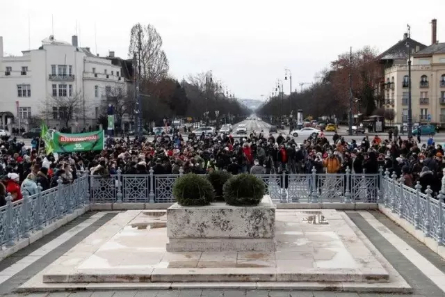 Covid: Macaristan'da restoran, bar ve kafe sahipleri kısıtlamaları protesto etti: 'Bıçak kemiğe dayandı'