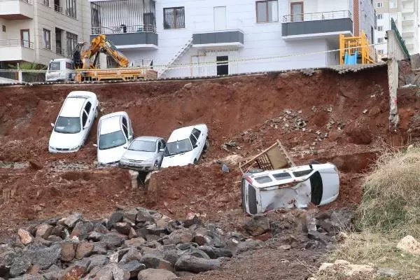 İstinat duvarı çöktü, çukura böyle düştü! O anlar saniye saniye kamerada