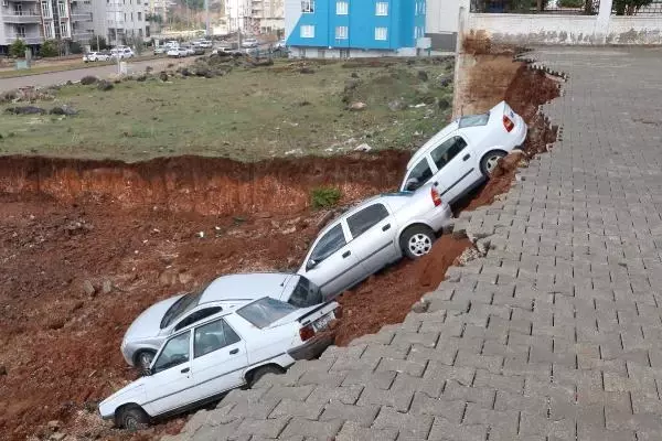 İstinat duvarı çöktü, çukura böyle düştü! O anlar saniye saniye kamerada