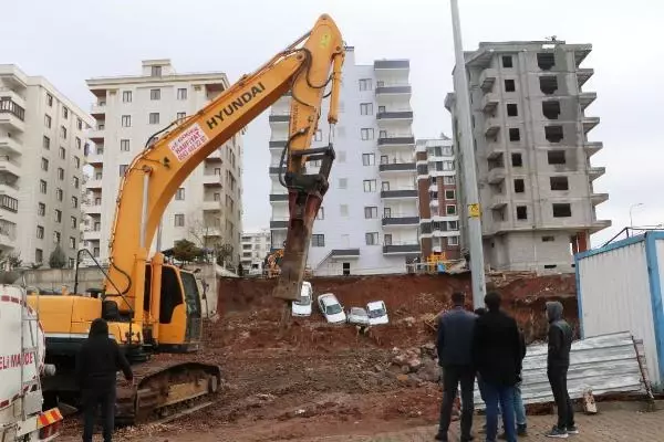 İstinat duvarı çöktü, çukura böyle düştü! O anlar saniye saniye kamerada