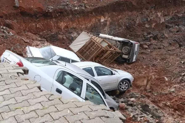 İstinat duvarı çöktü, çukura böyle düştü! O anlar saniye saniye kamerada