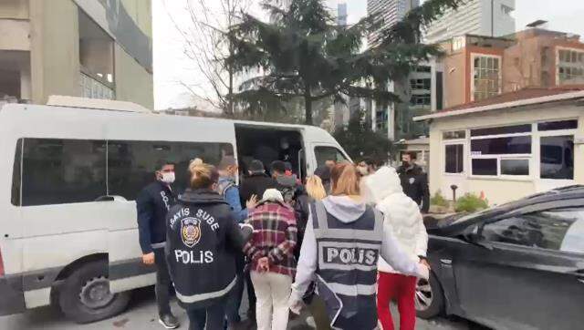 Fuhuş çetesi çökertildi! Kadınları kısıtlamada pasaportlar sayesinde turist gibi göstererek müşterilere gönderiyorlarmış Fuhuş çetesi çökertildi! Kadınları kısıtlamada pasaportlar sayesinde turist gibi göstererek müşterilere gönderiyorlarmış