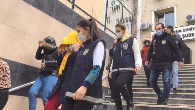 Fuhuş çetesi çökertildi! Kadınları kısıtlamada pasaportlar sayesinde turist gibi göstererek müşterilere gönderiyorlarmış Fuhuş çetesi çökertildi! Kadınları kısıtlamada pasaportlar sayesinde turist gibi göstererek müşterilere gönderiyorlarmış