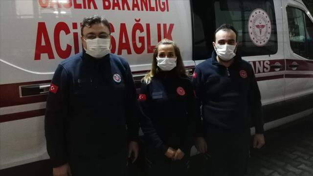Sağlık çalışanından alkışlatan hareket! Beline kadar gelen suyu aşıp hastasına müdahale etti Sağlık çalışanından alkışlatan hareket! Beline kadar gelen suyu aşıp hastasına müdahale etti