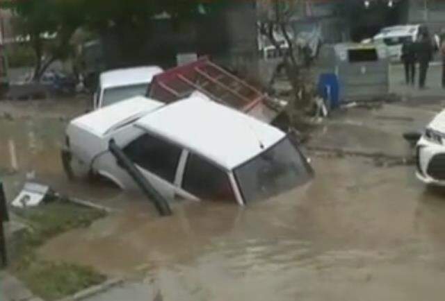 Tunç Soyer İzmir'deki felaketin büyüklüğünü bu sözlerle aktardı: 2020'deki yağışın yüzde 18'i bir gecede yağdı Tunç Soyer İzmir'deki felaketin büyüklüğünü bu sözlerle aktardı: 2020'deki yağışın yüzde 18'i bir gecede yağdı