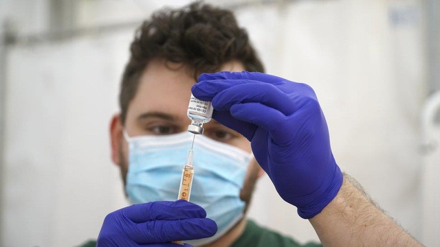 Covid: Oxford araştırması, Covid-19 aşısının virüsün bulaştırılmasını 'büyük ölçüde engellediğini' tespit etti