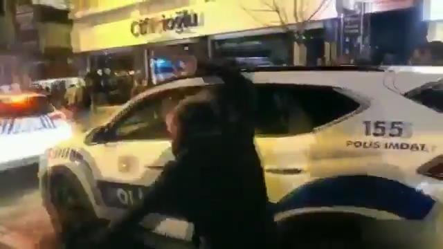 Kadıköy'de göstericiler polis aracına saldırdı