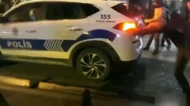 Kadıköy'de göstericiler polis aracına saldırdı