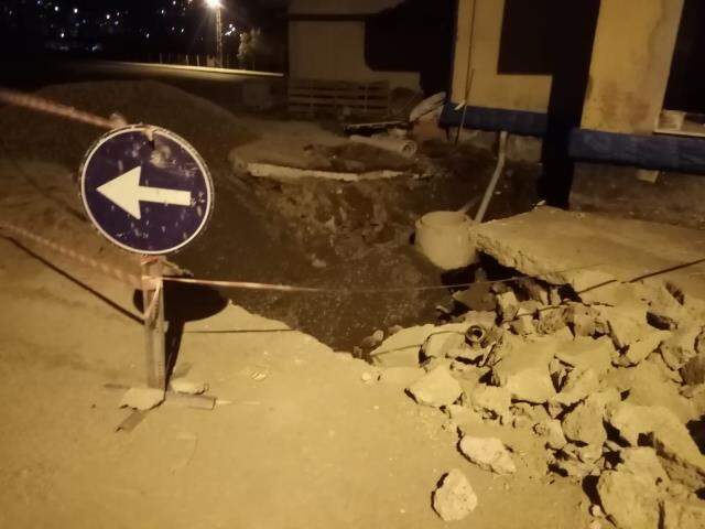 Su şebekesini onarmak için çukura giren belediye çalışanı, beton molozların altında kaldı Su şebekesini onarmak için çukura giren belediye çalışanı, beton molozların altında kaldı
