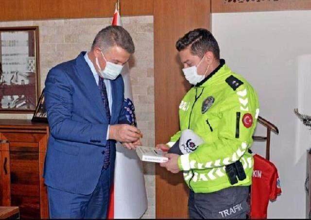 Beline kadar suya girip vatandaşın yardımına koştu! Duyarlı polis memuru ödürlendirildi