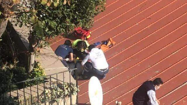 Beyoğlu'nda 5 katlı binadan düşen genç kadın mucizevi şekilde kurtuldu Beyoğlu'nda 5 katlı binadan düşen genç kadın mucizevi şekilde kurtuldu