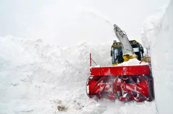 Bir kentimizde kar kalınlığı 6 metreye ulaştı! Ekipler 1 saatte 15 metre yol açabiliyor