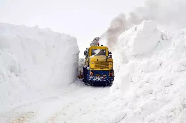 Bir kentimizde kar kalınlığı 6 metreye ulaştı! Ekipler 1 saatte 15 metre yol açabiliyor