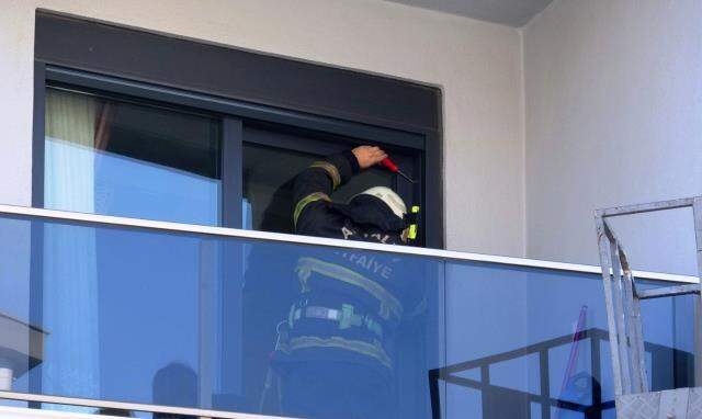 Çocuğu kapıyı kilitleyince balkonda mahsur kalan kadını itfaiye kurtardı Çocuğu kapıyı kilitleyince balkonda mahsur kalan kadını itfaiye kurtardı