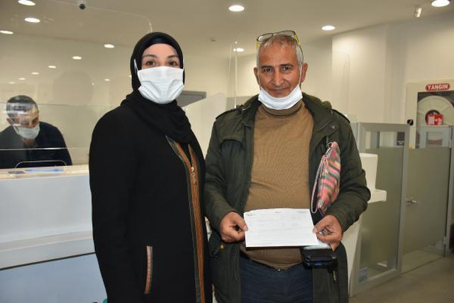 Hesabındaki 20 bin doları görünce hayatının şokunu yaşayan kadın, gerçeği bankada öğrendi
