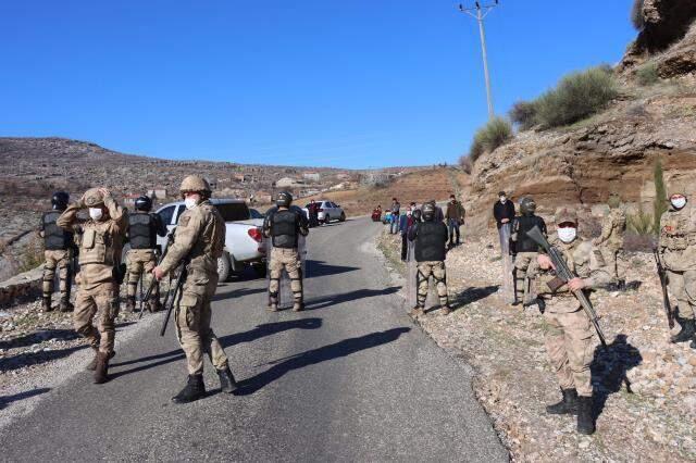 Katliam gibi kavgada hayatını kaybeden 7 kişi defnedilirken, jandarma bölgede kuş uçurtmadı